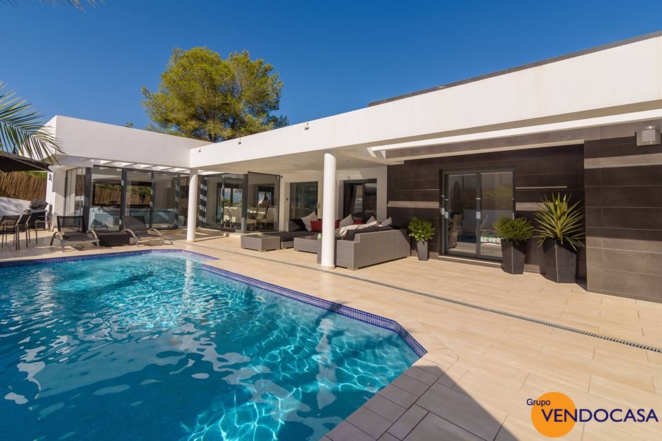 Beautifull Ibiza style on level villa title=
