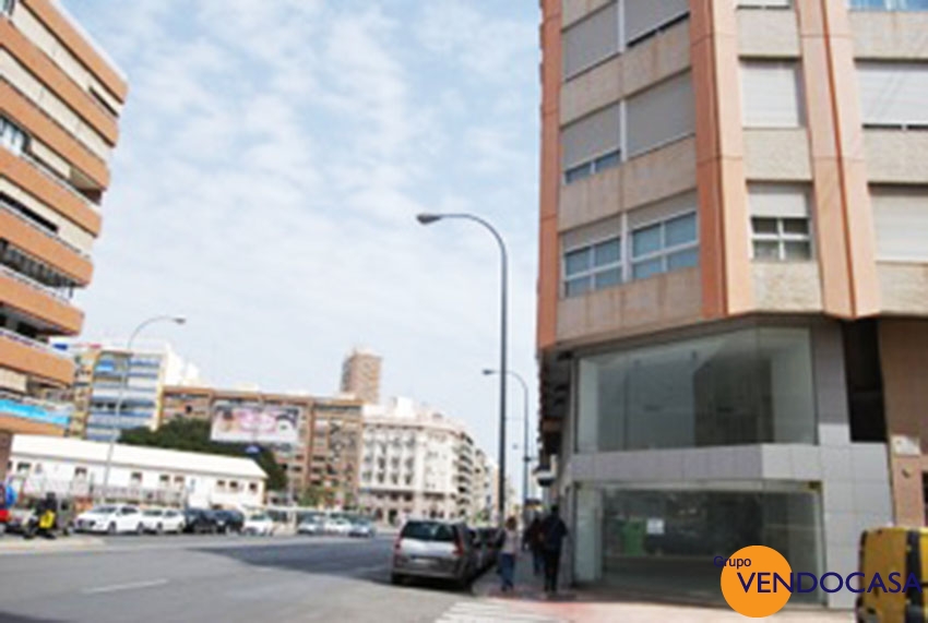Corner apartment in the center of Alicante city title=