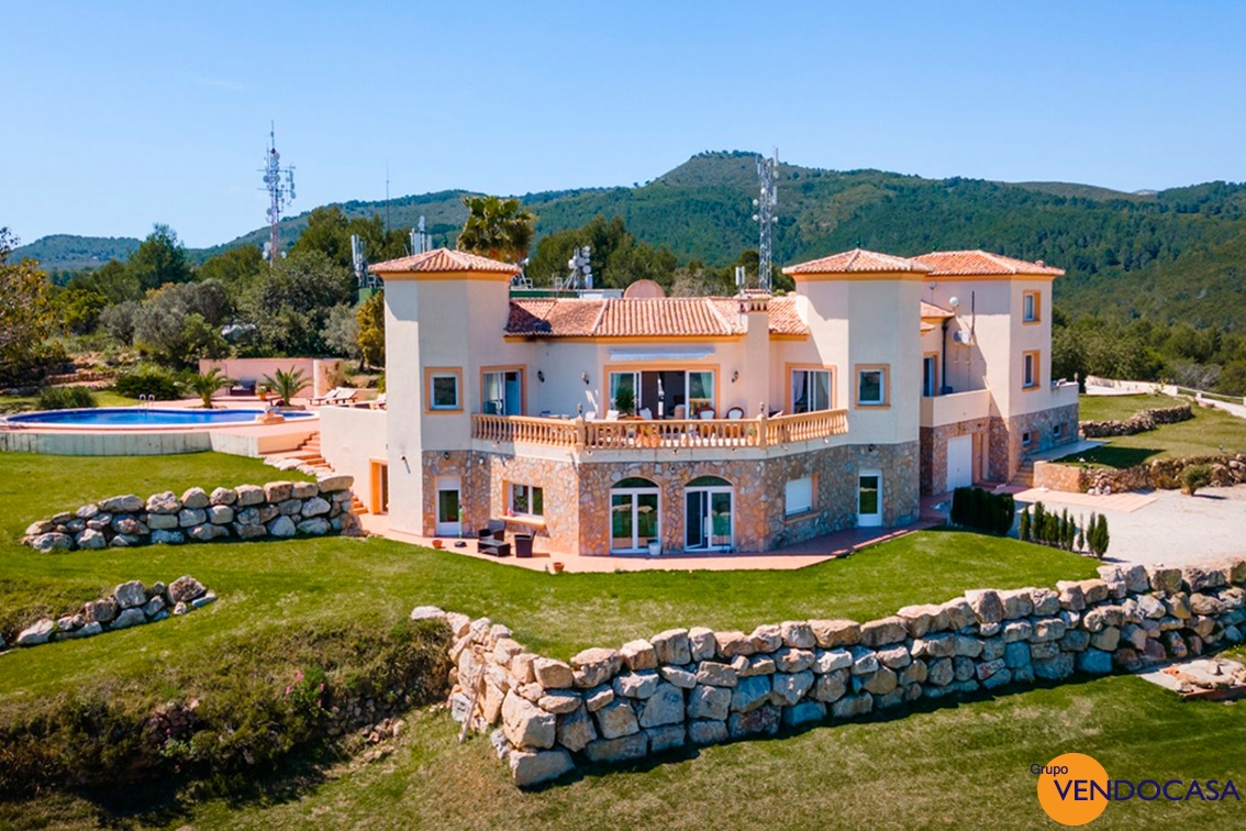 Superb villa on a 10.640M2 plot