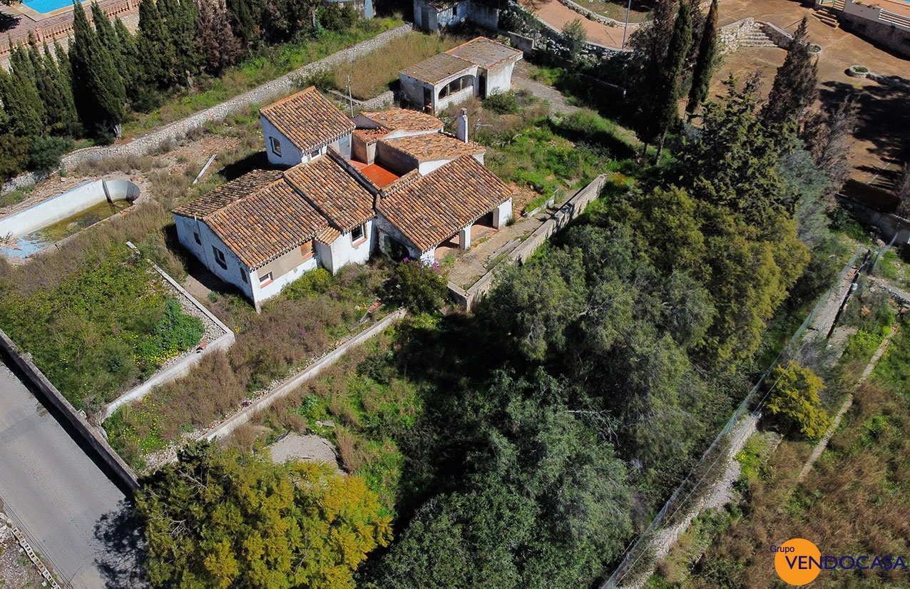 Nice villa with pool to reform