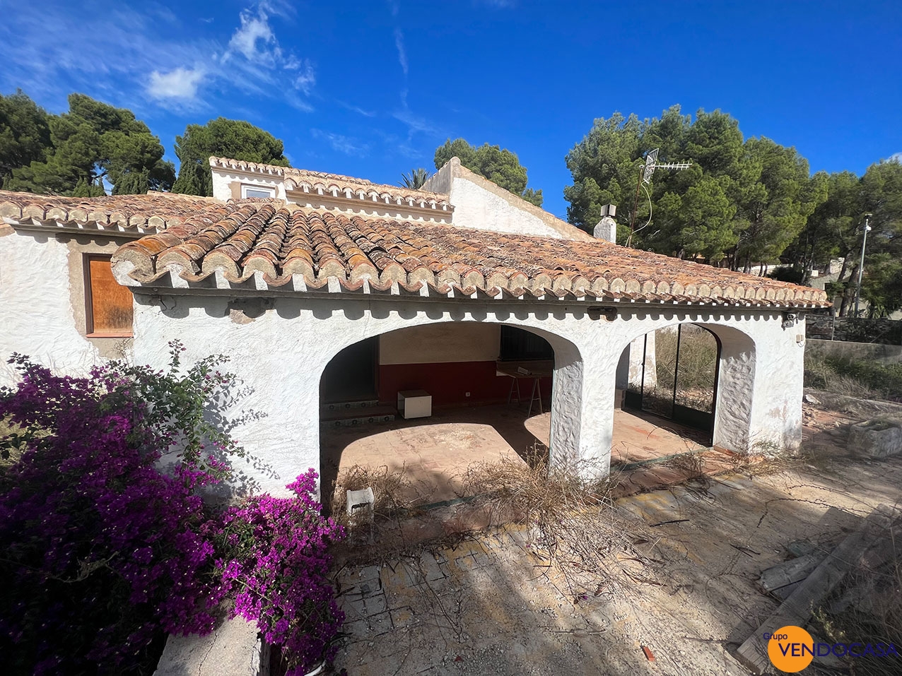 Nice villa with pool to reform