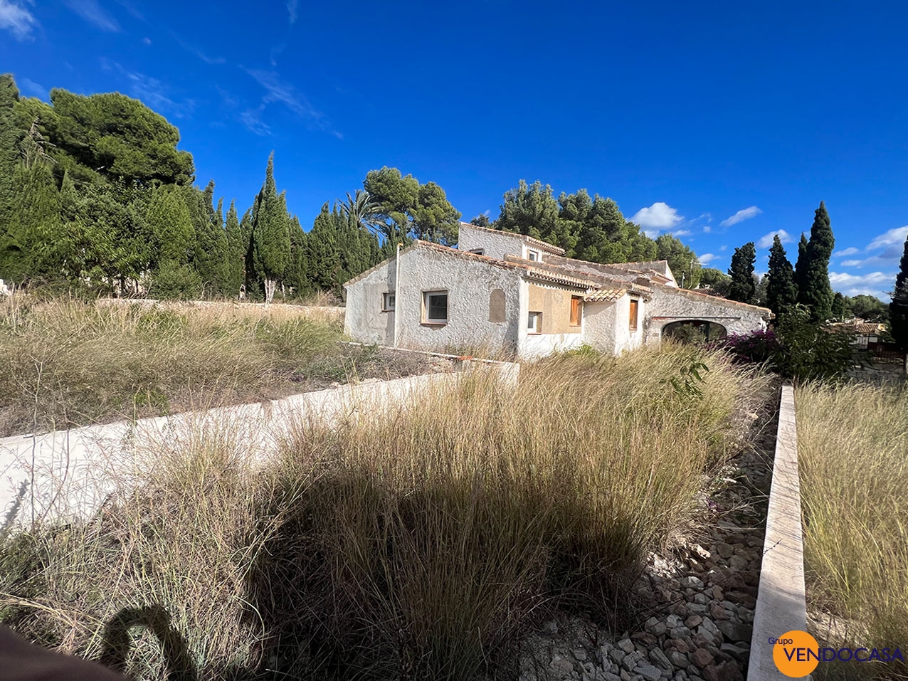 Nice villa with pool to reform