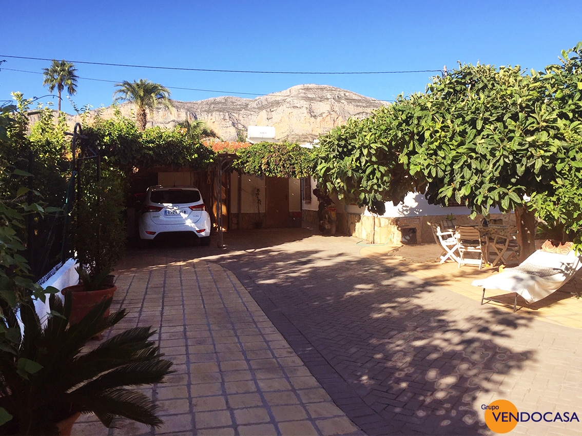 Cute country house with large plot in Javea